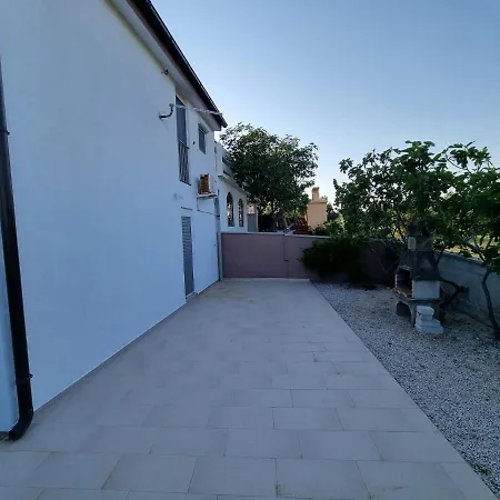 Ema Apartment Vir