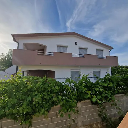 Ema Apartment